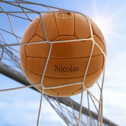 Balón de fútbol retro de cuero con grabado