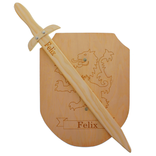 Espada y escudo de madera con grabado