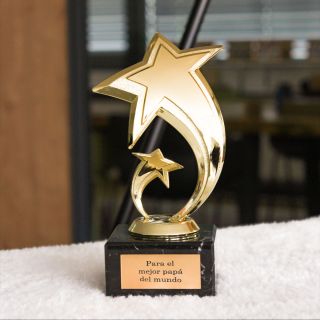 El trofeo de estrella con grabado