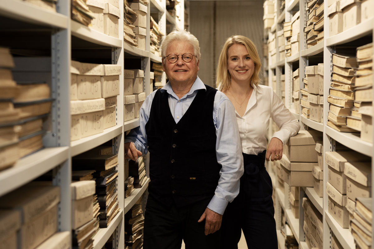 Dr. Joseph Nietfeld, Gründer von HISTORIA, und seine Tochter Dr. Sophie Bender, Geschäftsführerin; aufgenommen im Zeitungslager des Unternehmens. 